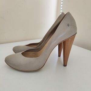 Costume National Leather Pump Stacked 3.5" Heel Beige Size 8